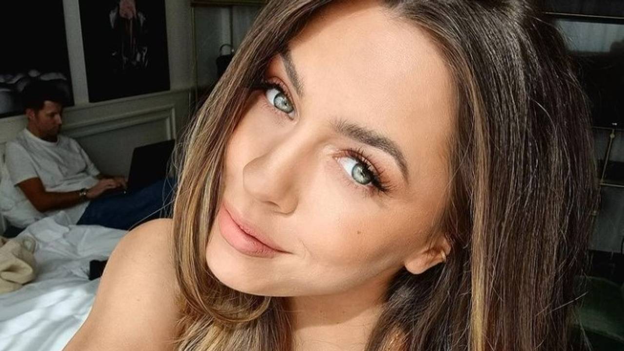 Vanessa Mai posiert auf einem Selfie am 24. März 2021 im Bett. Die Sängerin macht beim Action-Format „Celebrity Hunted“ mit.