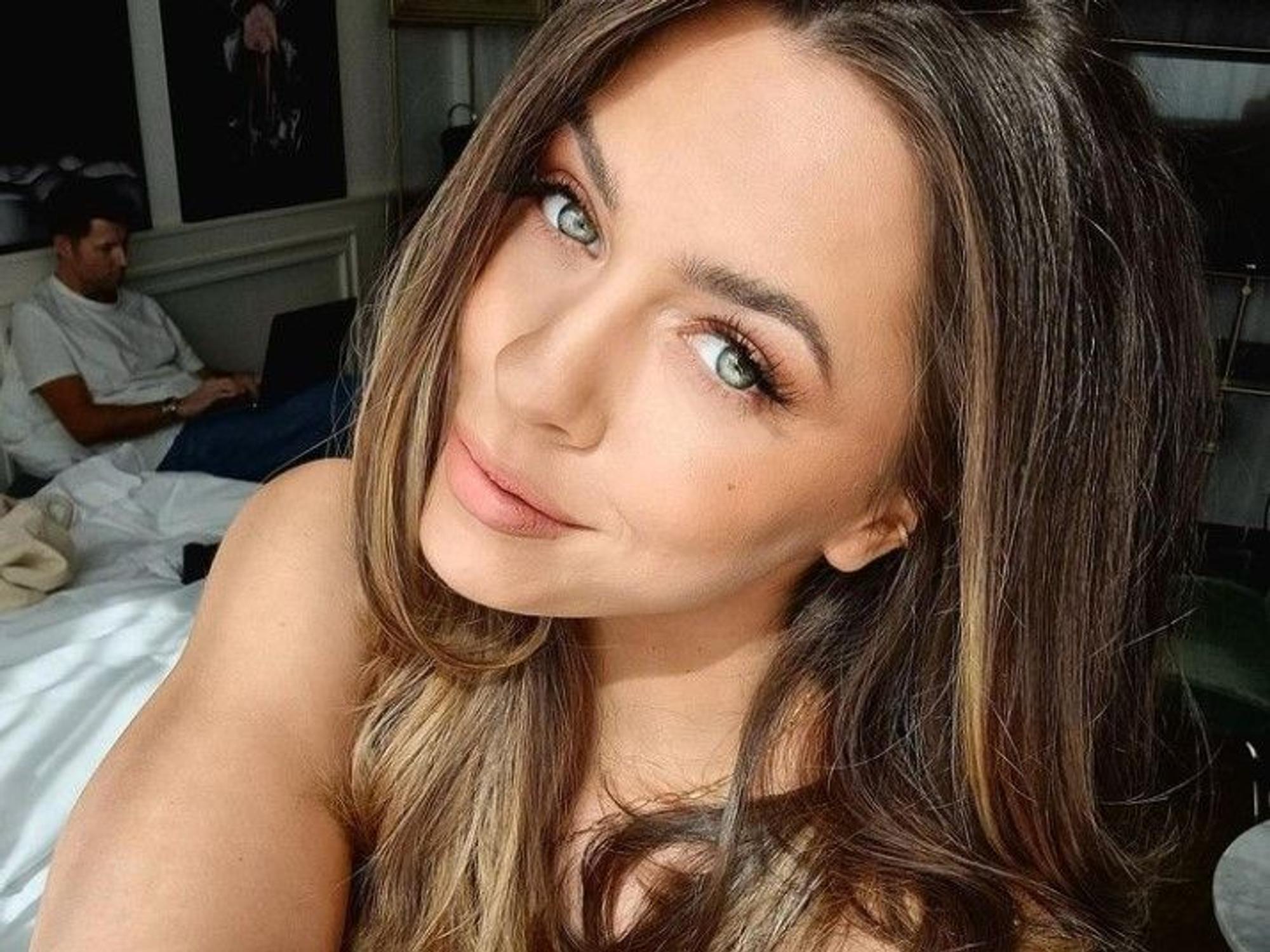 Vanessa Mai posiert auf einem Selfie am 24. März 2021 im Bett. Die Sängerin macht beim Action-Format „Celebrity Hunted“ mit.
