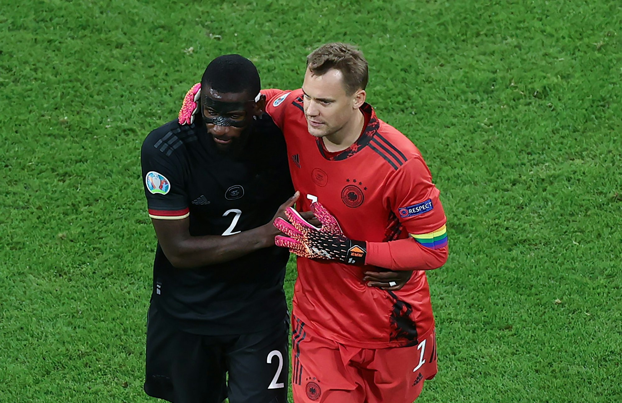 Manuel Neuer steht nach dem Spiel der EM 2021 gegen Ungarn am Mittwoch (23. Juni) mit Abwehrspieler Antonio Rüdiger auf dem Spielfeld.