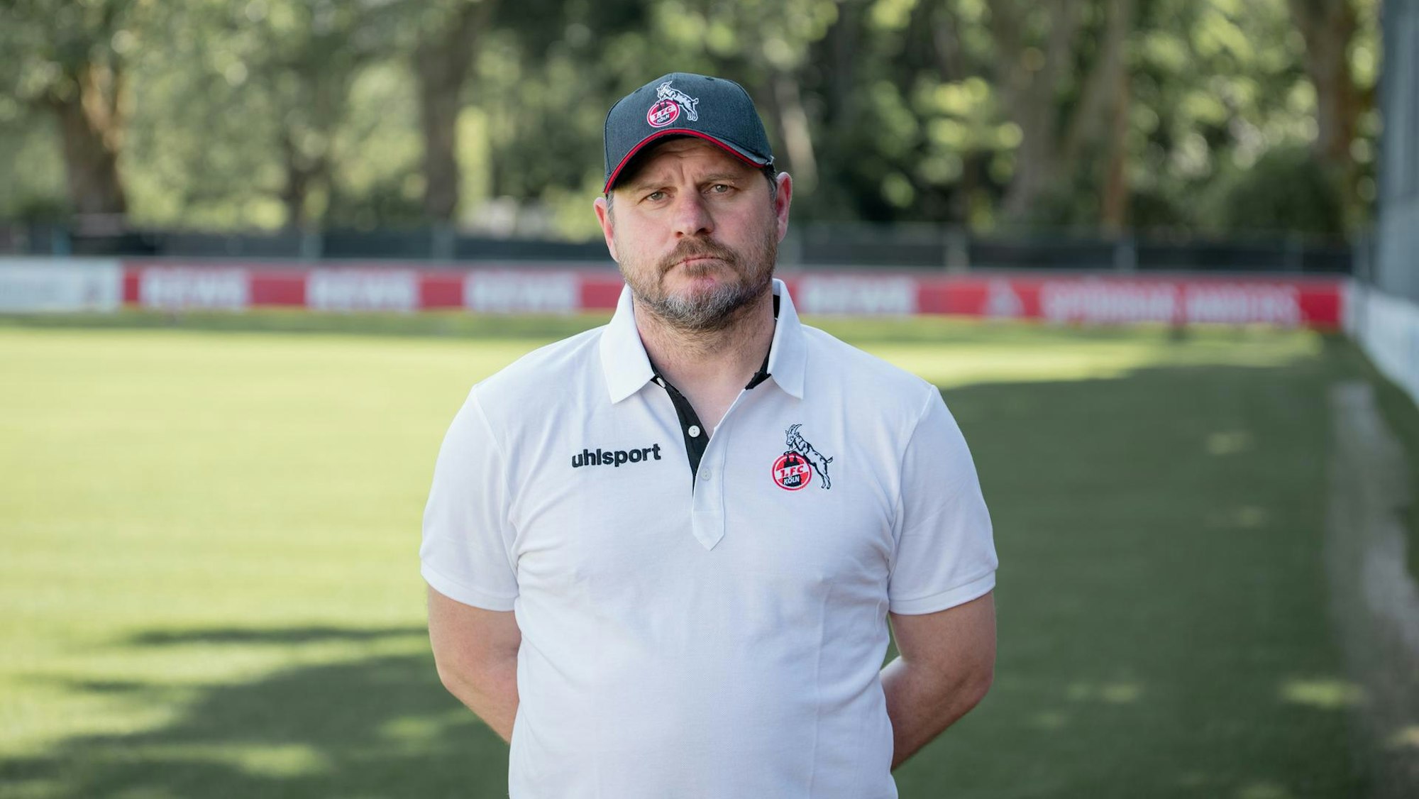 Steffen Baumgart posiert am Geißbockheim