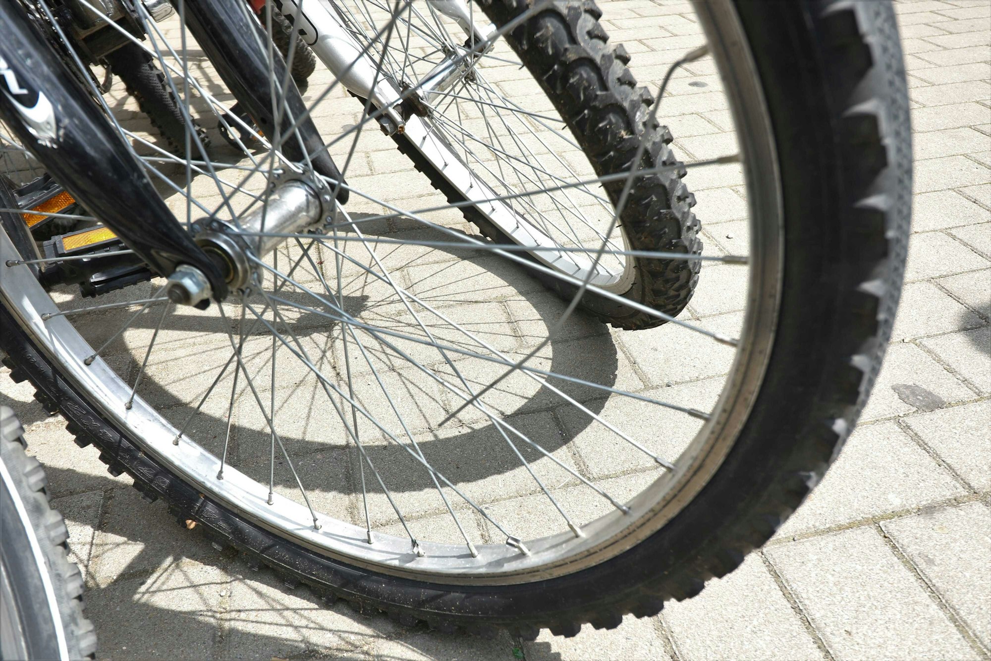 Nach dem Kauf beim städtischen Fundburo, bemerkte der Kölner Yilmaz Özkul Mängel, wie die kaputten Speichen an diesem Fahrrad.