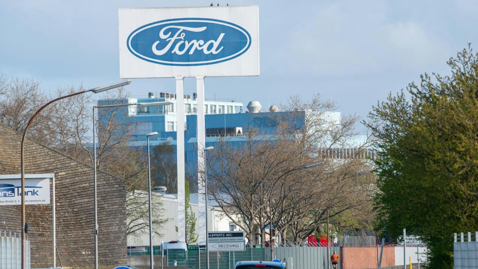 Die Kölner Ford-Werke müssen aufgrund von Liefernegpässen die Produktion stoppen.