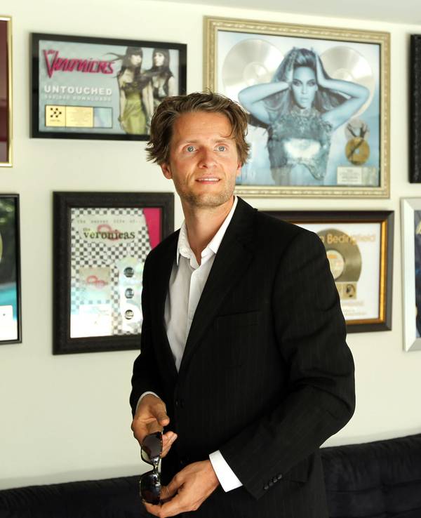 Musikproduzent Toby Gad vor seiner Plattensammlung