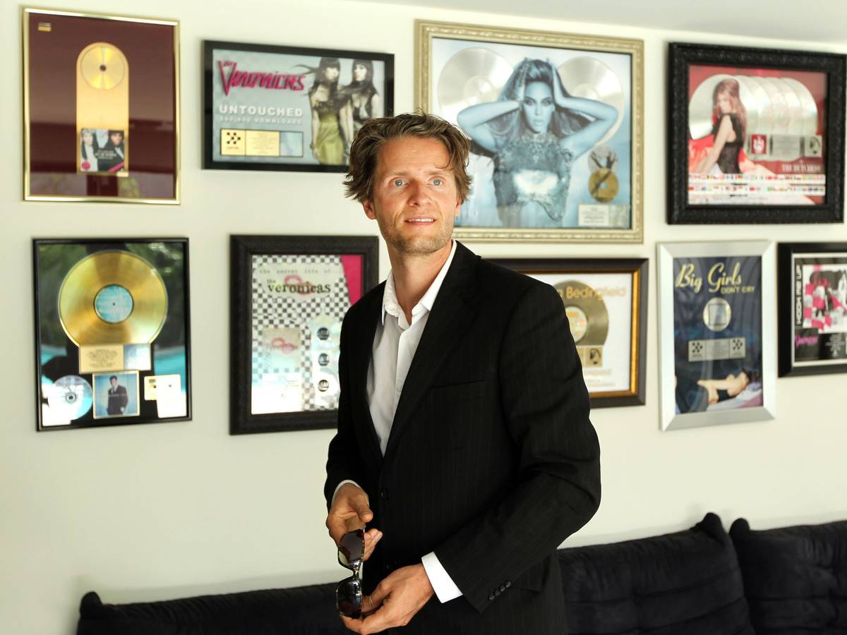 Musikproduzent Toby Gad vor seiner Plattensammlung