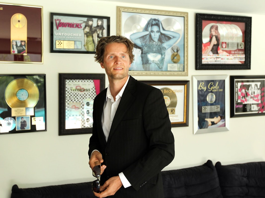 Musikproduzent Toby Gad vor seiner Plattensammlung