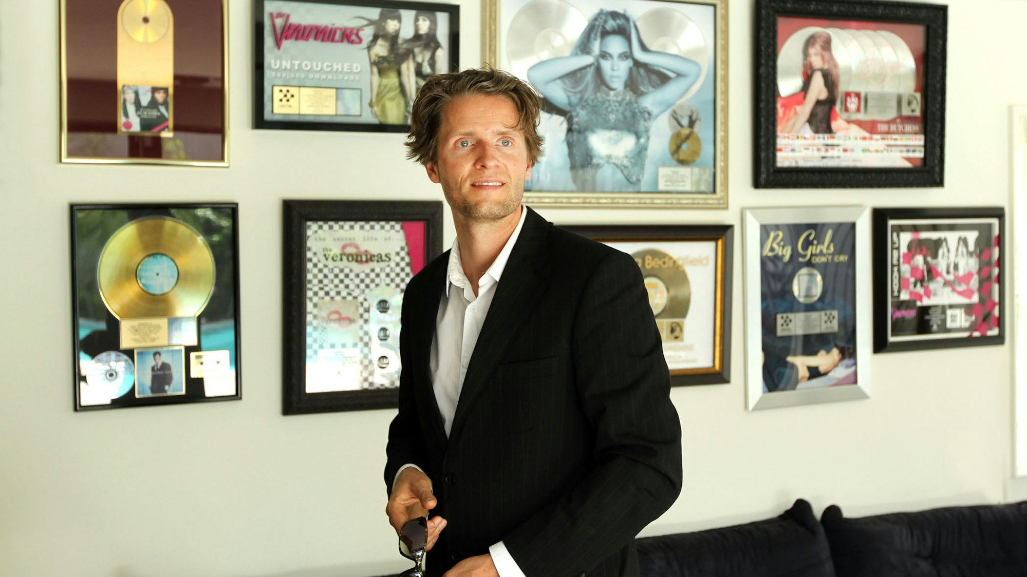 Musikproduzent Toby Gad vor seiner Plattensammlung