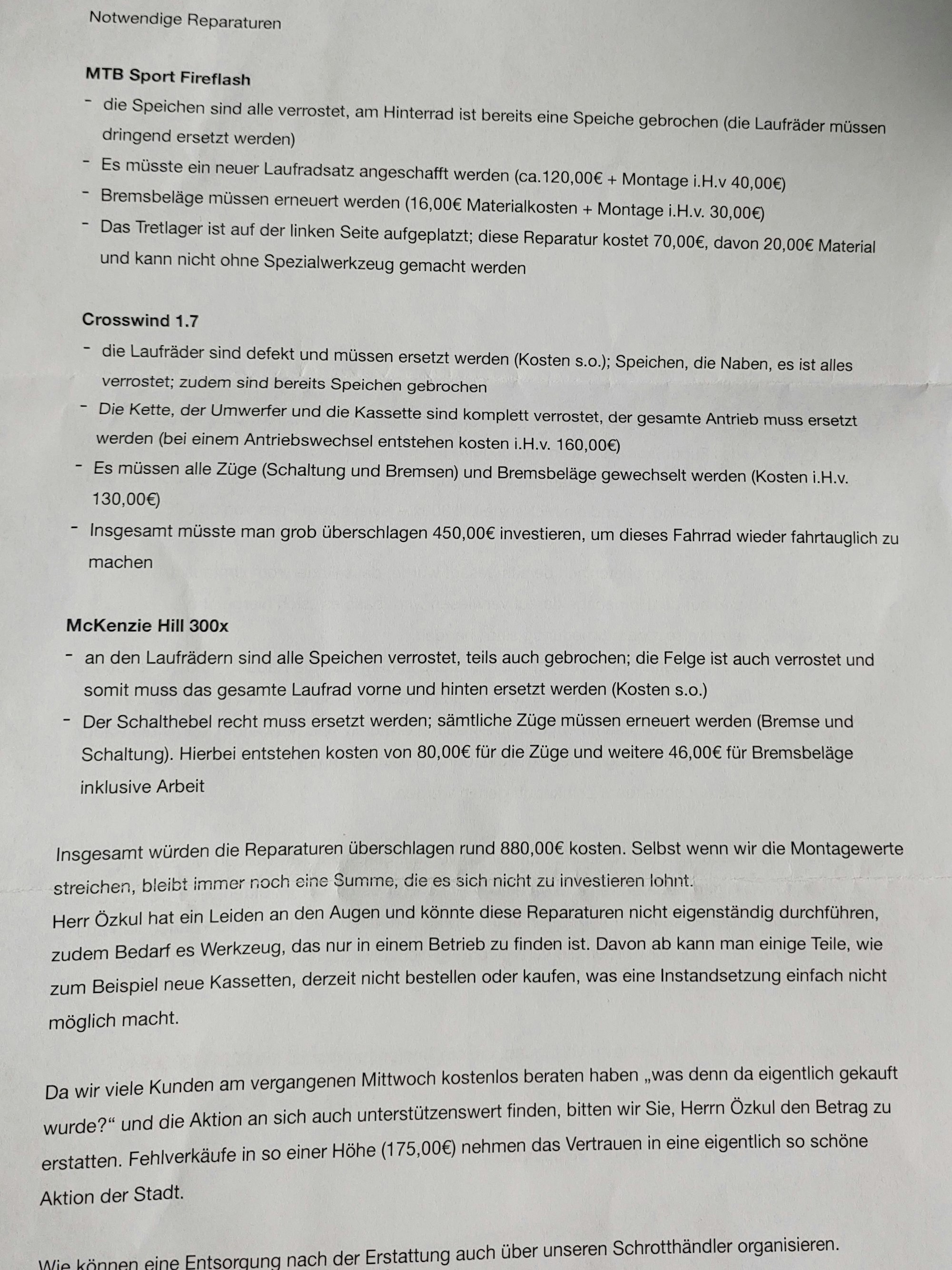 Der Kölner Yilmaz Özkul kaufte drei Fahrräder beim städtsichen Fundbüro, deren zahlreiche Mänger eine Fahrradwerkstatt aufgelistet hat.