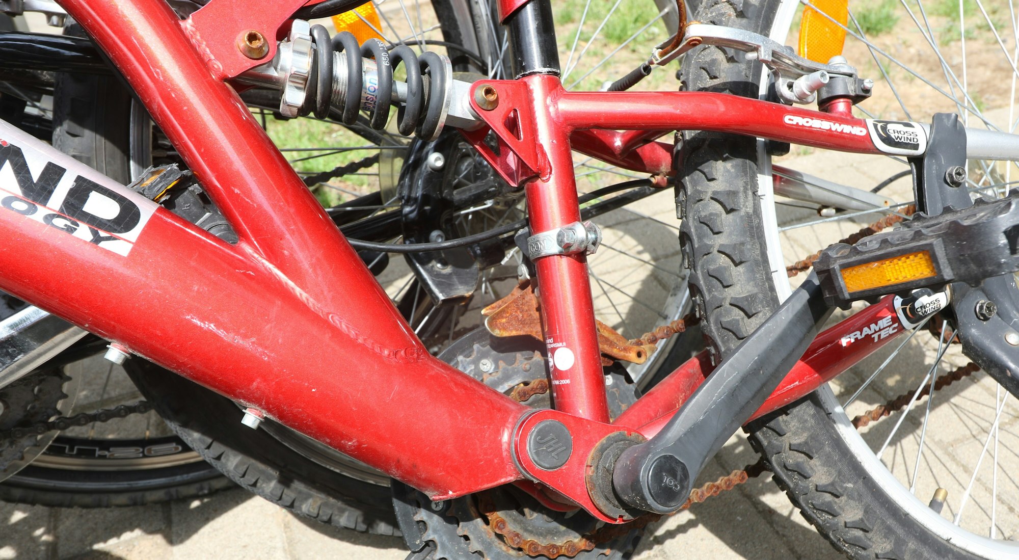 Der Kölner Yilmaz Özkul aus Kalk hatte beim Fundbüro der Stadt drei Fahrräder gekauft, darunter das auf dem Foto, dessen Kette verrostet ist.