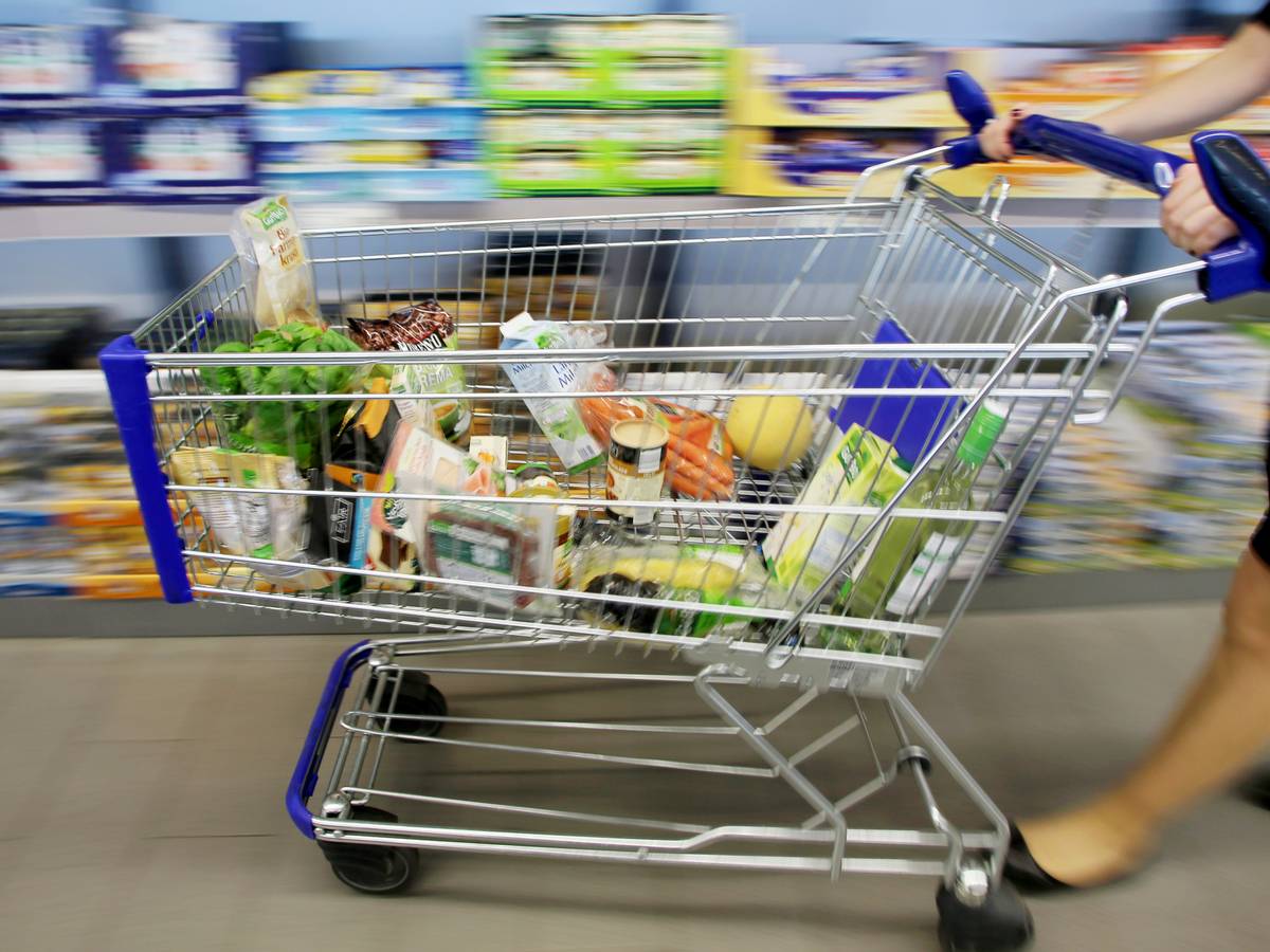 Eine Frau fährt mit einem Einkaufswagen im Juli 2016 durch eine Filiale des Discounters Aldi Nord.
