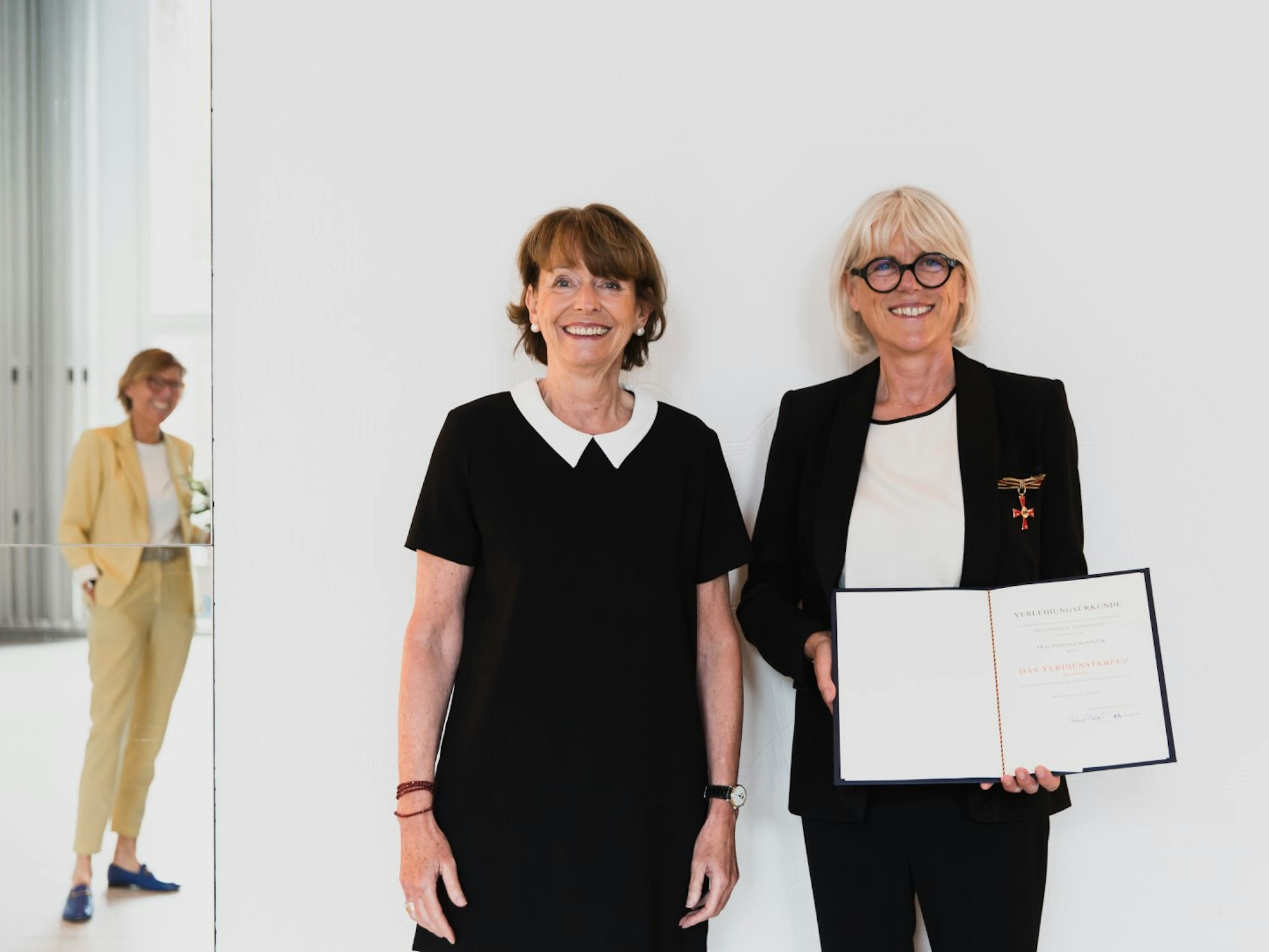 Martina Wziontek von Burundi Kids erhält in Köln das Bundesverdienstkreuz von Henriette Reker.