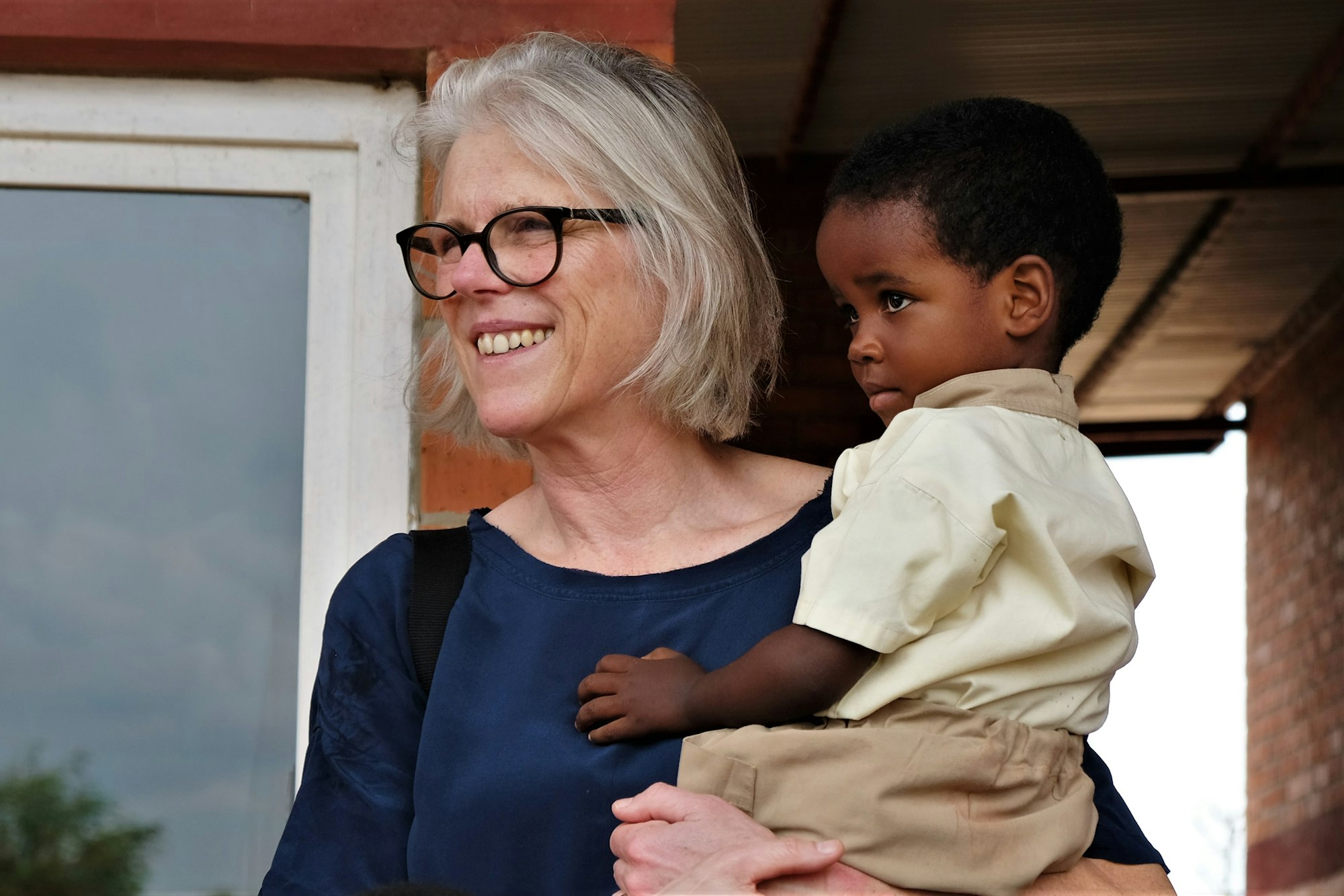 Martina Wziontek mit einem Kind aus Burundi auf dem Arm.