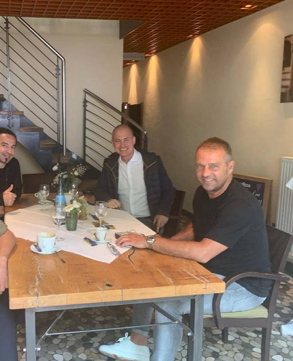 Hansi Flick mit seinen Freunden Kenan Kocak und Bülent Ceylan beim Frühstück.