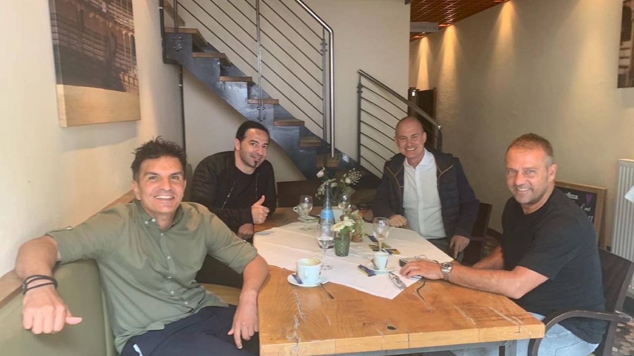 Hansi Flick mit seinen Freunden Kenan Kocak und Bülent Ceylan beim Frühstück.