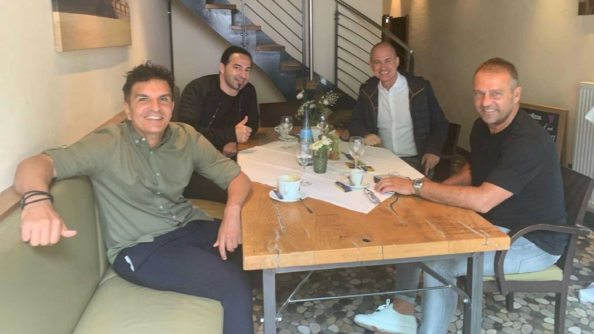 Hansi Flick mit seinen Freunden Kenan Kocak und Bülent Ceylan beim Frühstück.