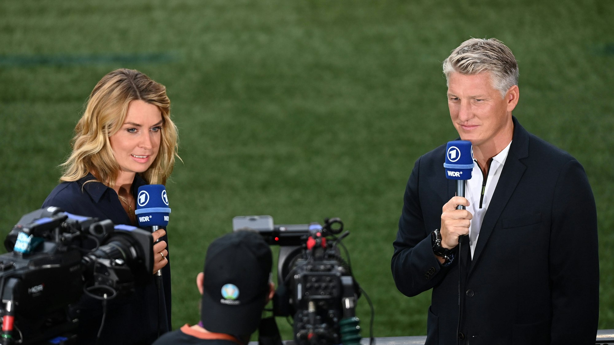 Jessy Wellmer und Bastian Schweinsteiger sprechen in der ARD über das EM-Spiel England-Deutschland.