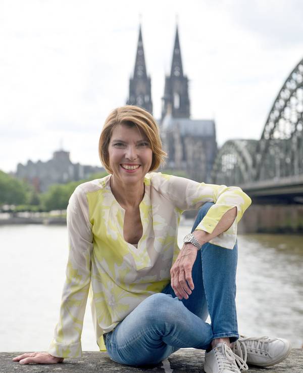 Die WDR-Moderatorin Bettina Böttinger posiert vor dem Kölner Dom.