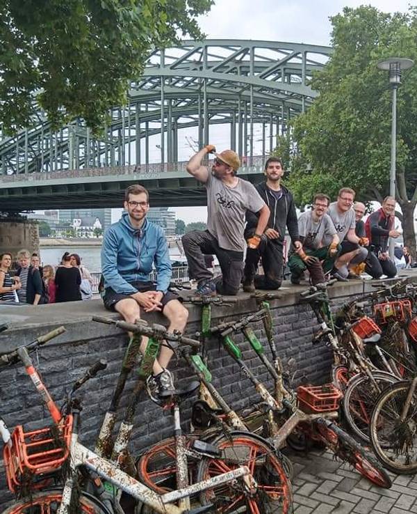 Das Team von Krake hat am 16.6.2021 E-Scooter und Räder aus dem Rhein geholt.
