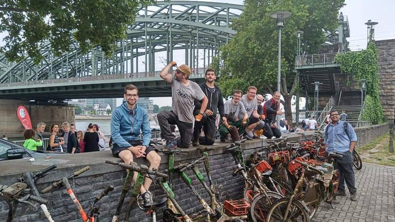 Das Team von Krake hat am 16.6.2021 E-Scooter und Räder aus dem Rhein geholt.
