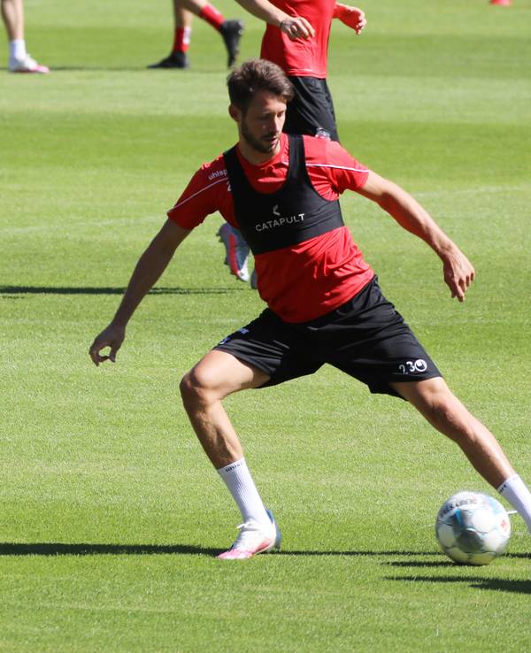 Mark Uth nimmt wieder das Training beim 1. FC Köln auf.