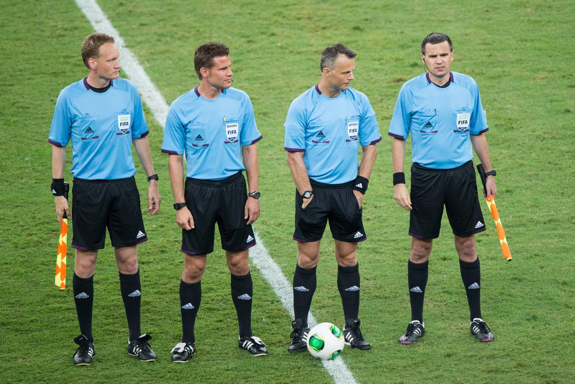 Felix Brych und Björn Kuipers auf dem Platz