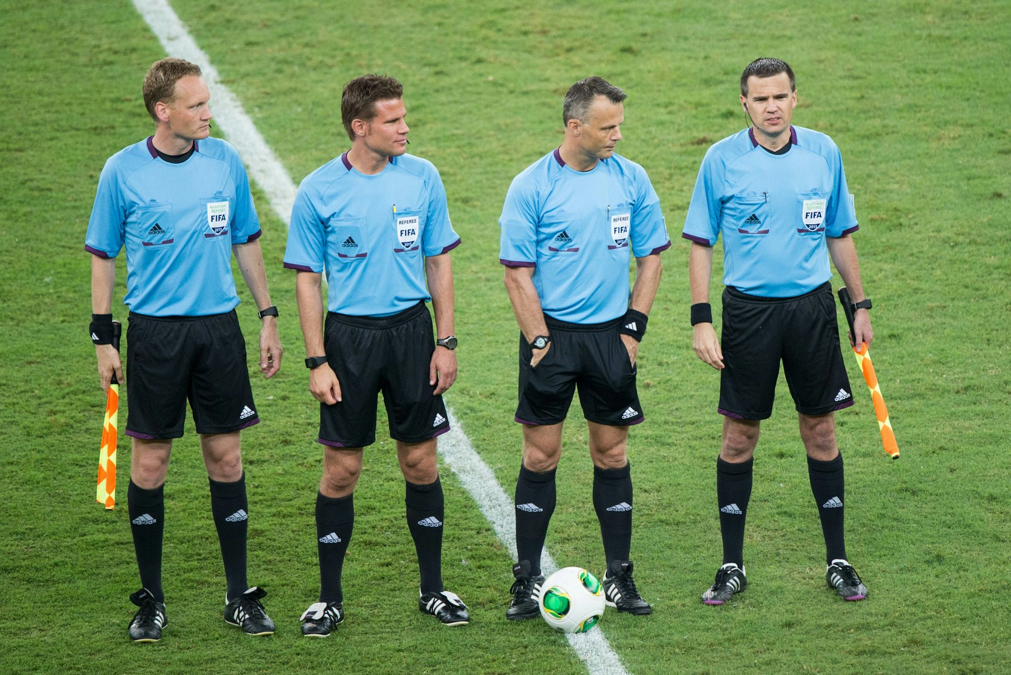 Felix Brych und Björn Kuipers auf dem Platz