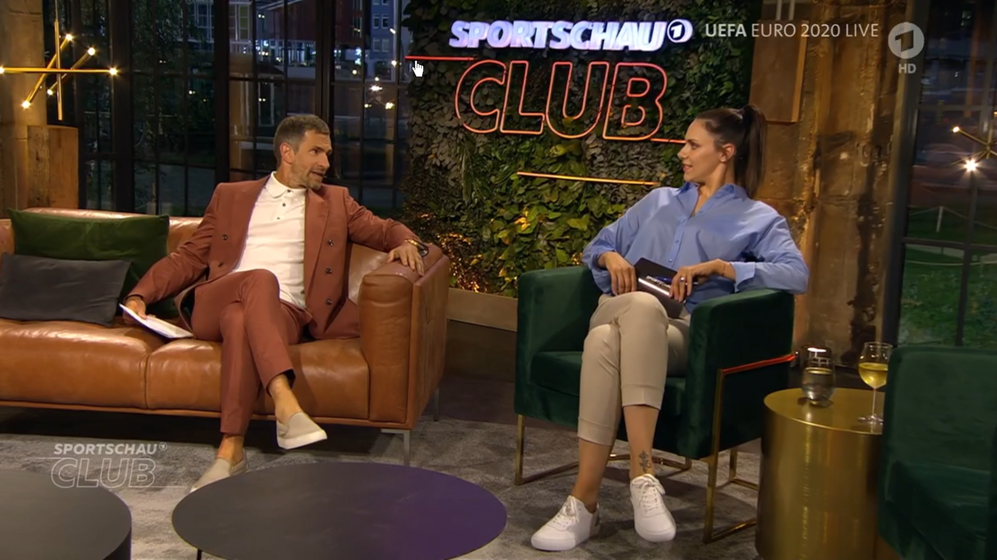 Micky Beisenherz und Esther Sedlaczek sitzen im „Sportschau Club“.