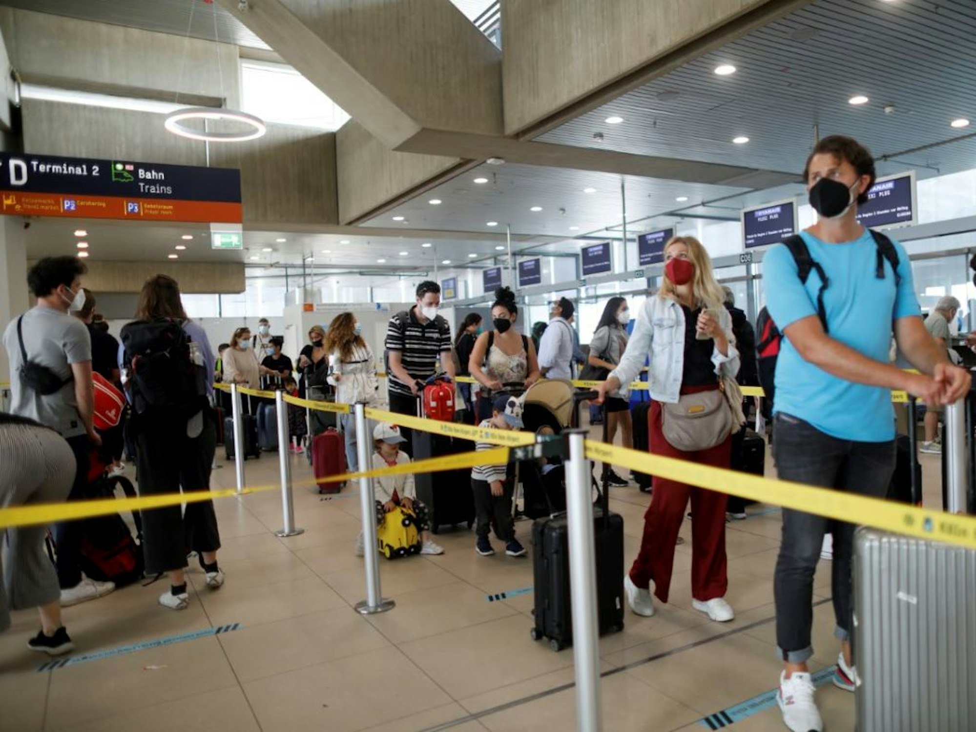 Fluggäste warten am Flughafen Köln/Bonn auf den Check-in.