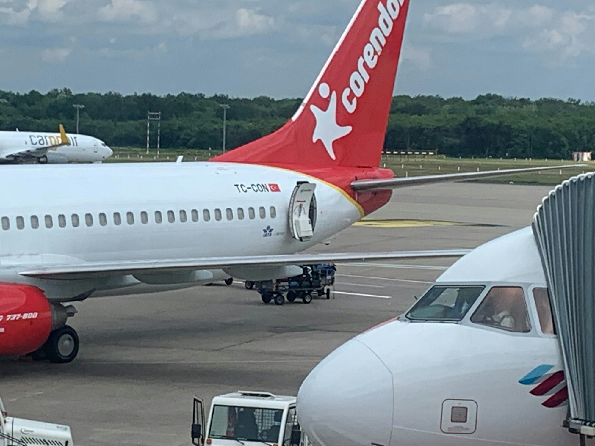 Flugzeug und Gepäck auf dem Flughafen Köln/Bonn.