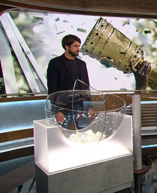 Ex-Profi Thomas Broich lost in der ARD-„Sportschau“ die erste Runde des DFB-Pokals aus. Rechts Moderatorin Stephanie Müller-Spirra, in der Mitte DFB-Vize Peter Frymuth.