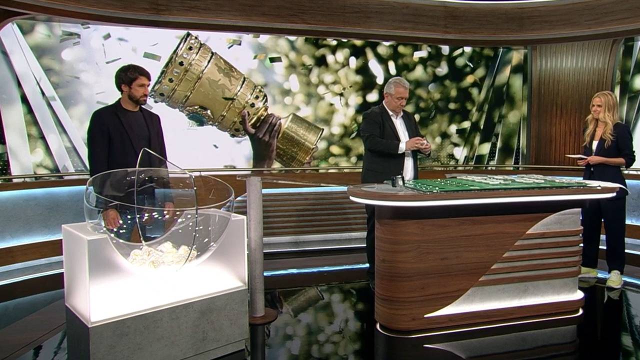 Ex-Profi Thomas Broich lost in der ARD-„Sportschau“ die erste Runde des DFB-Pokals aus. Rechts Moderatorin Stephanie Müller-Spirra, in der Mitte DFB-Vize Peter Frymuth.