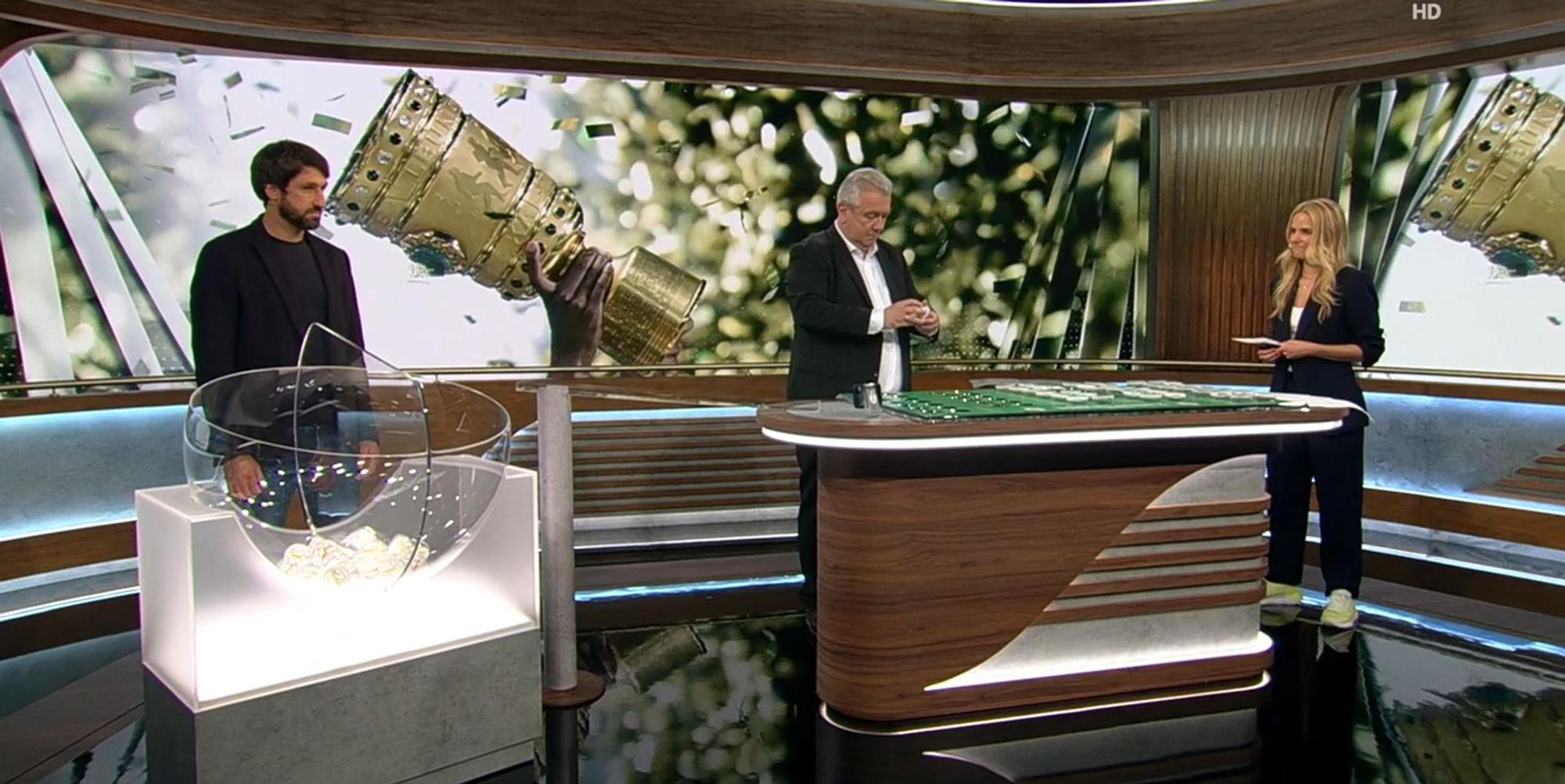 Ex-Profi Thomas Broich lost in der ARD-„Sportschau“ die erste Runde des DFB-Pokals aus. Rechts Moderatorin Stephanie Müller-Spirra, in der Mitte DFB-Vize Peter Frymuth.