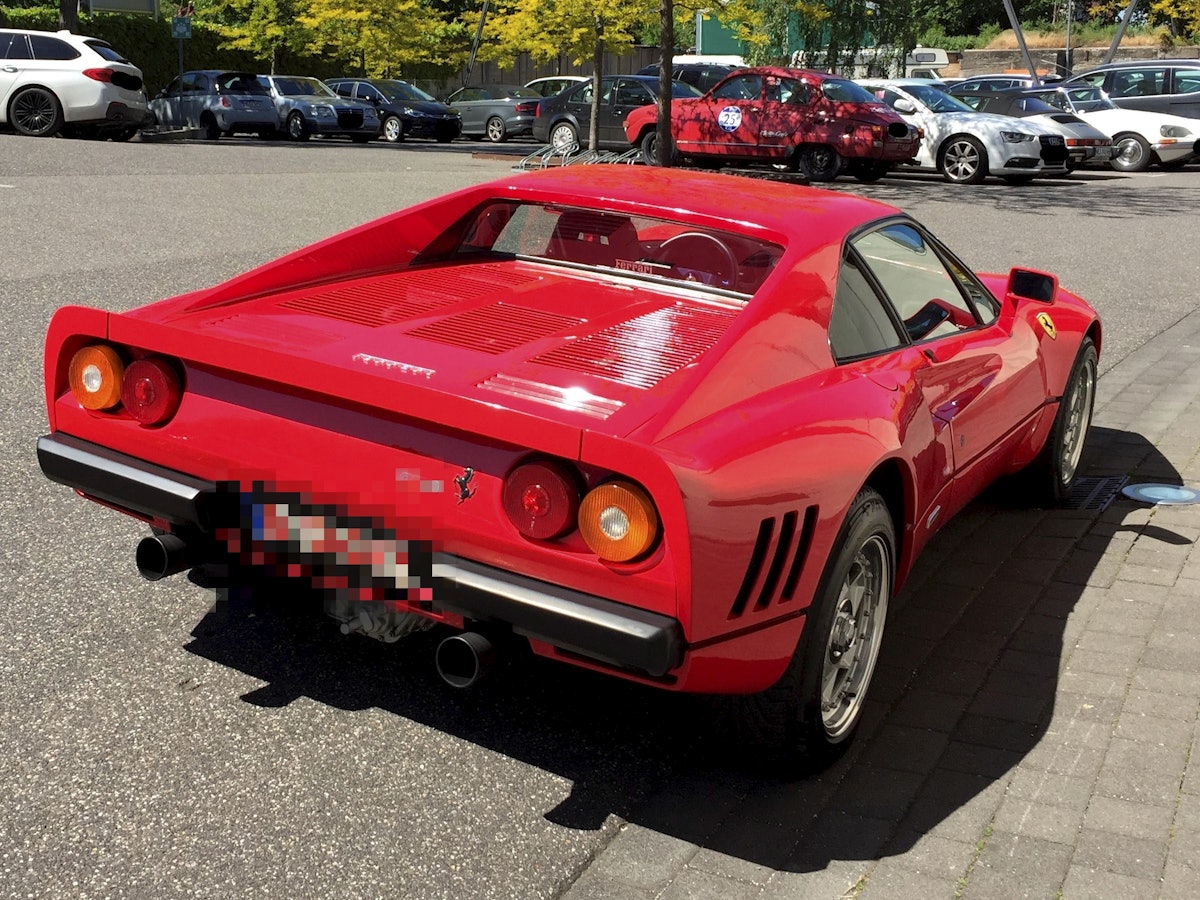 Der 2019 in Düsseldorf während einer Probefahrt gestohlene knallrote Ferrari 288 GTO.