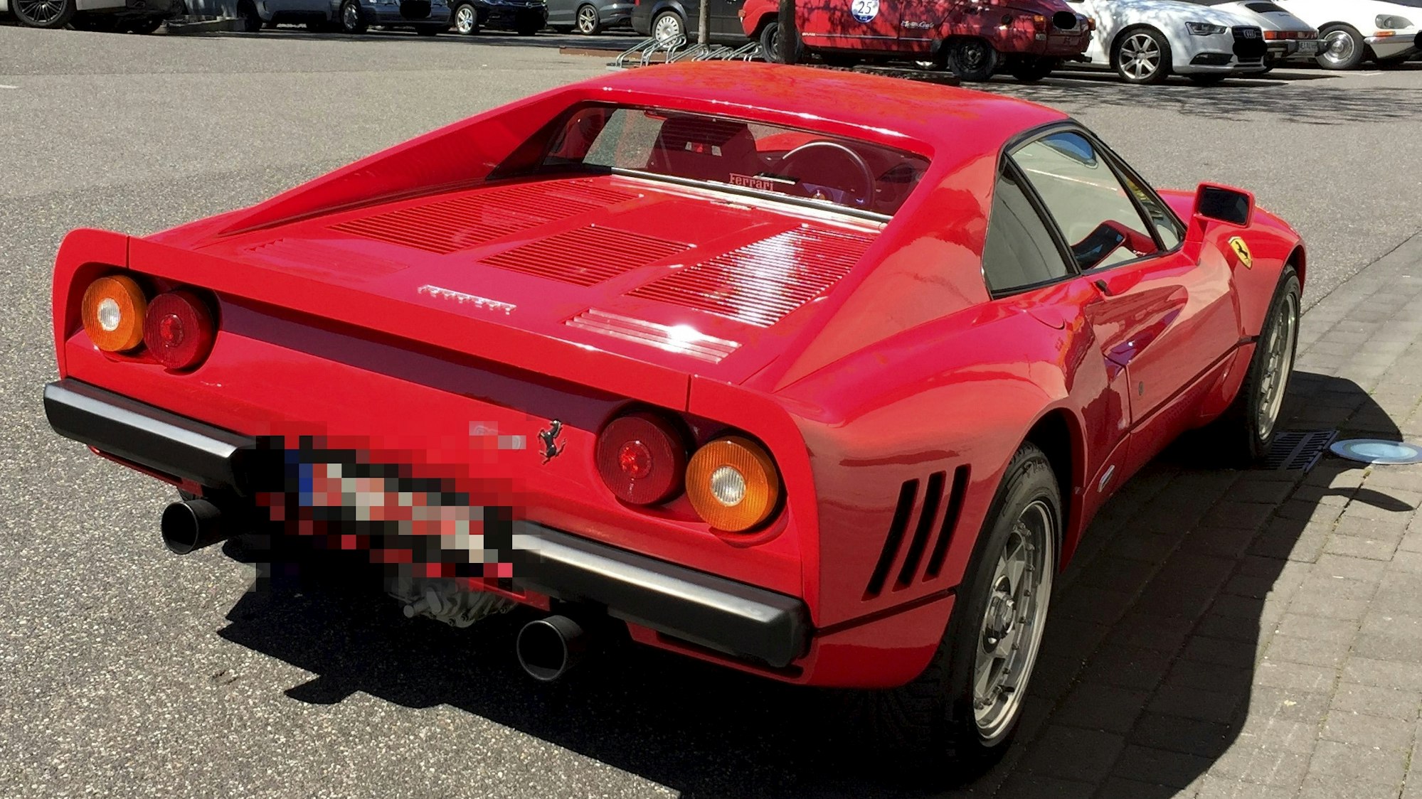 Der 2019 in Düsseldorf während einer Probefahrt gestohlene knallrote Ferrari 288 GTO.