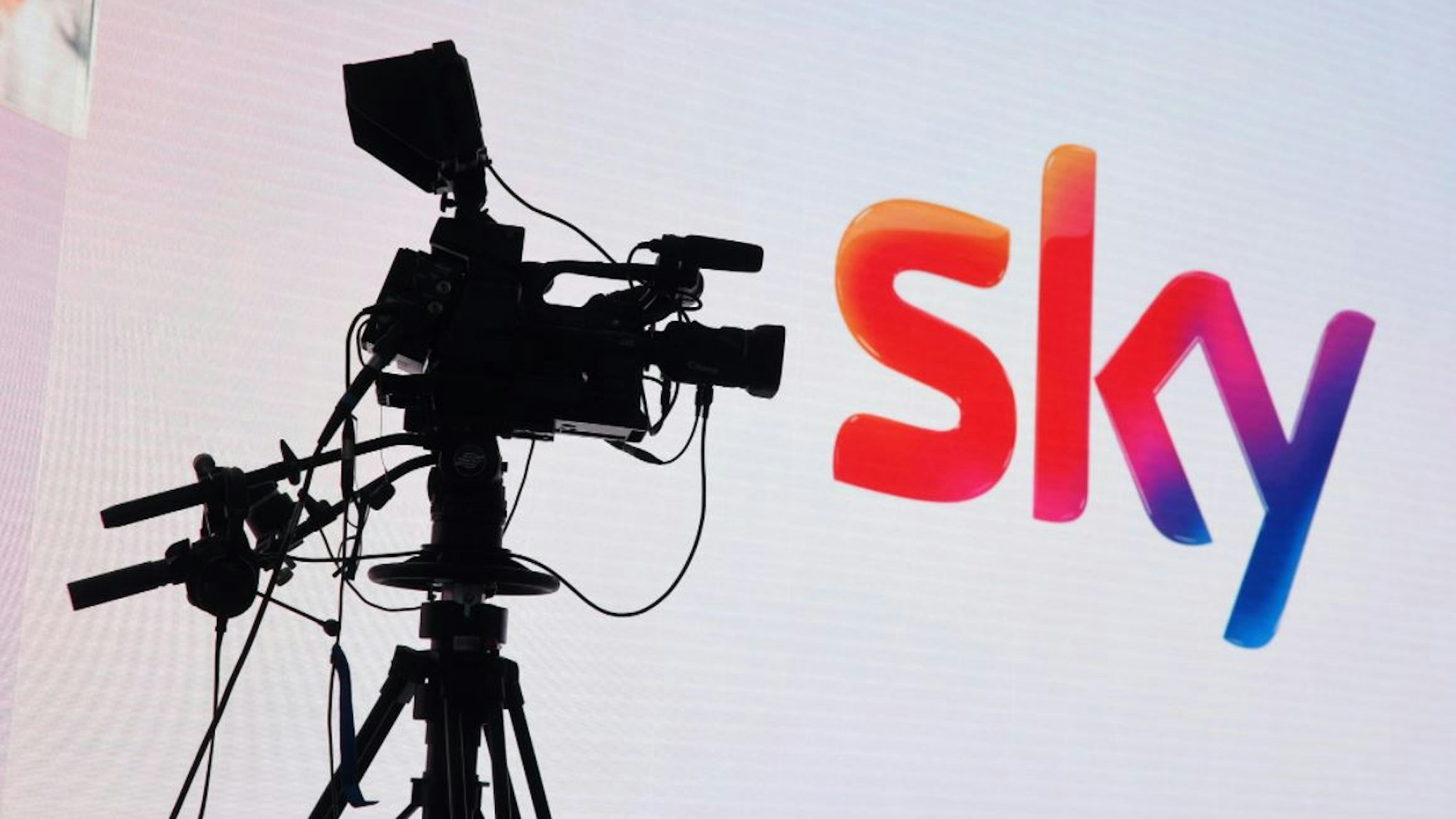 Kamera vor einem Sky-Logo