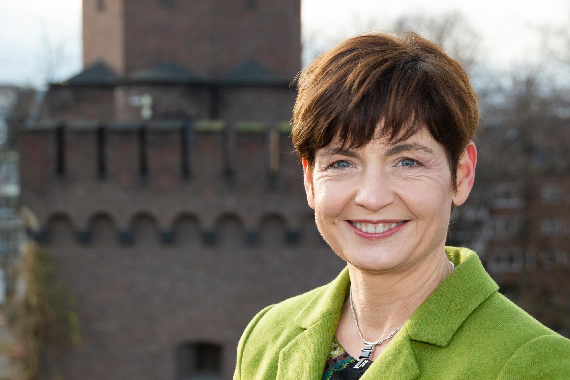 Susanne Imhoff steht vor dem Malakoffturm in Köln.