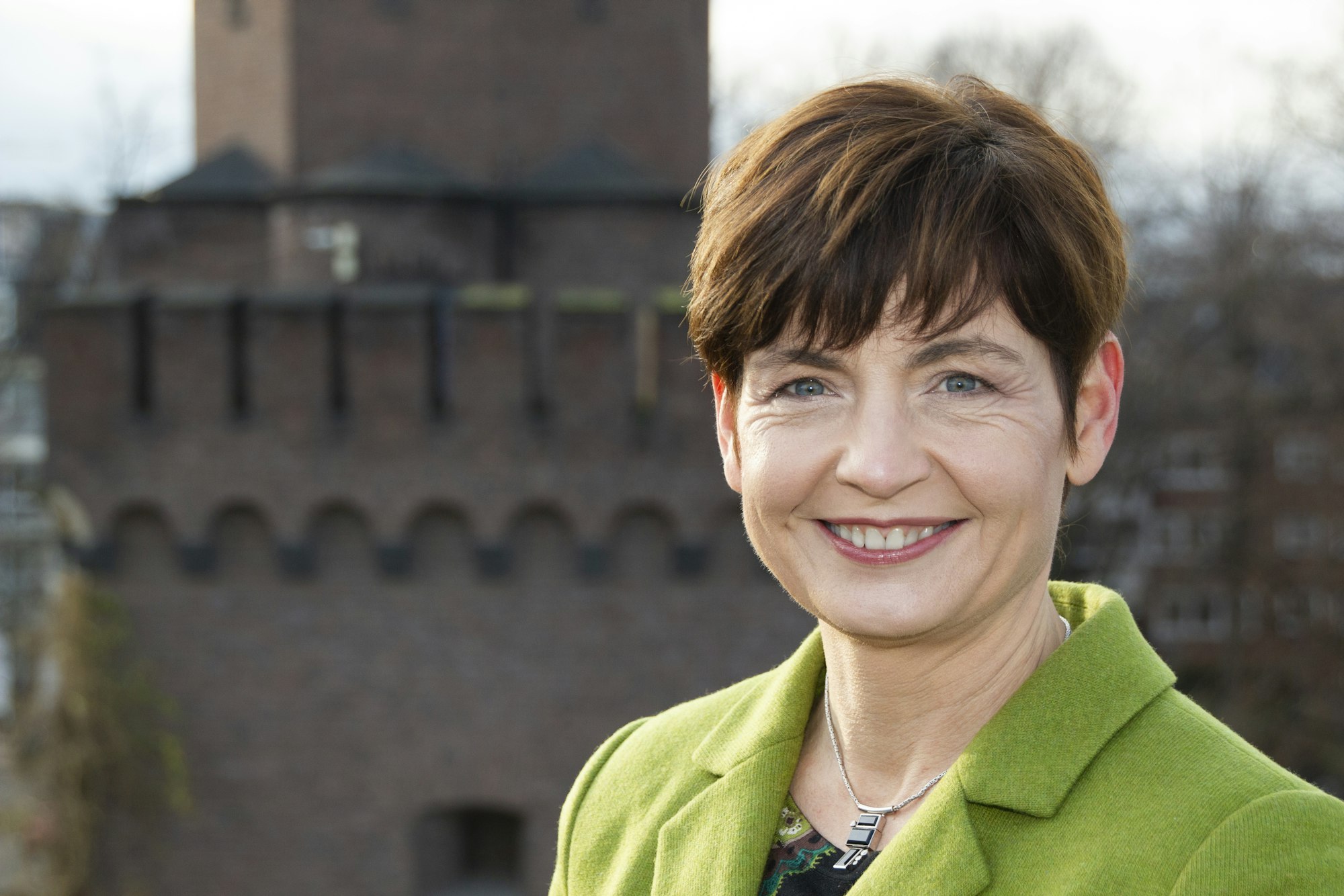 Susanne Imhoff steht vor dem Malakoffturm in Köln.