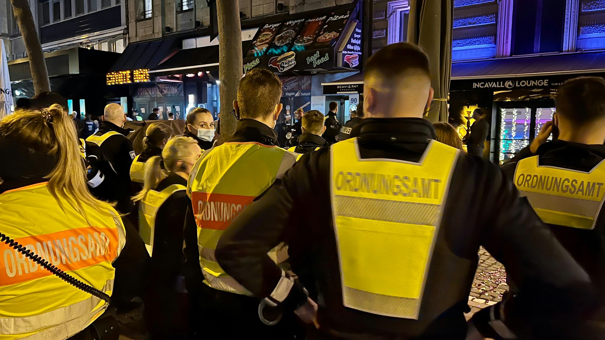 Großeinsatz der Polizei NRW und dem Kölner Ordnungsamt auf dem Hohenzollernring in der Kölner Innenstadt