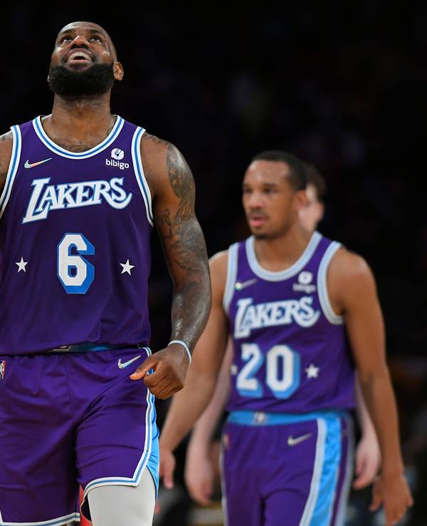 NBA-Superstar LeBron James schaut nach oben.