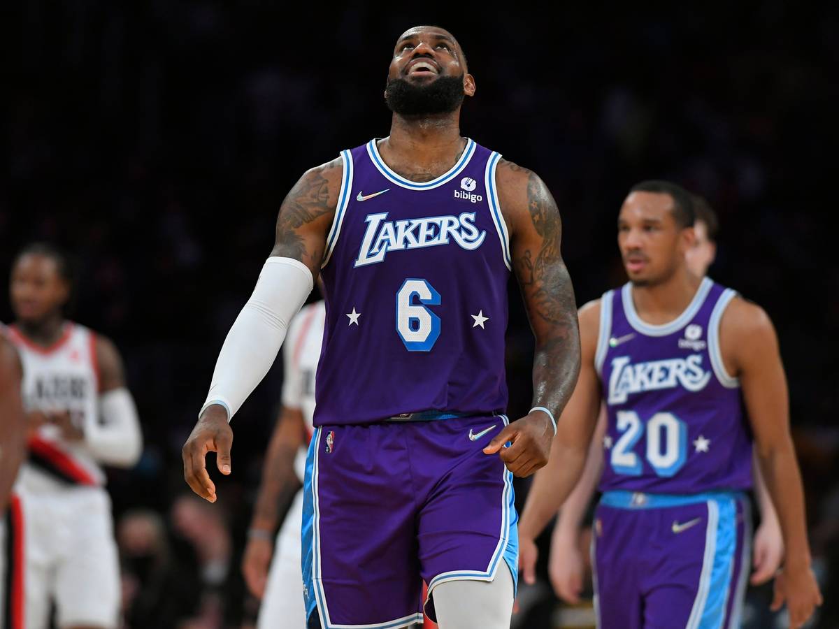 NBA-Superstar LeBron James schaut nach oben.