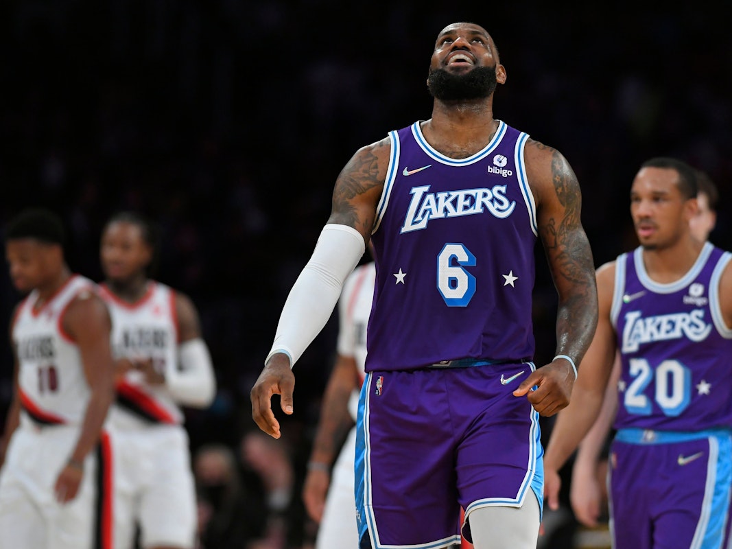 NBA-Superstar LeBron James schaut nach oben.