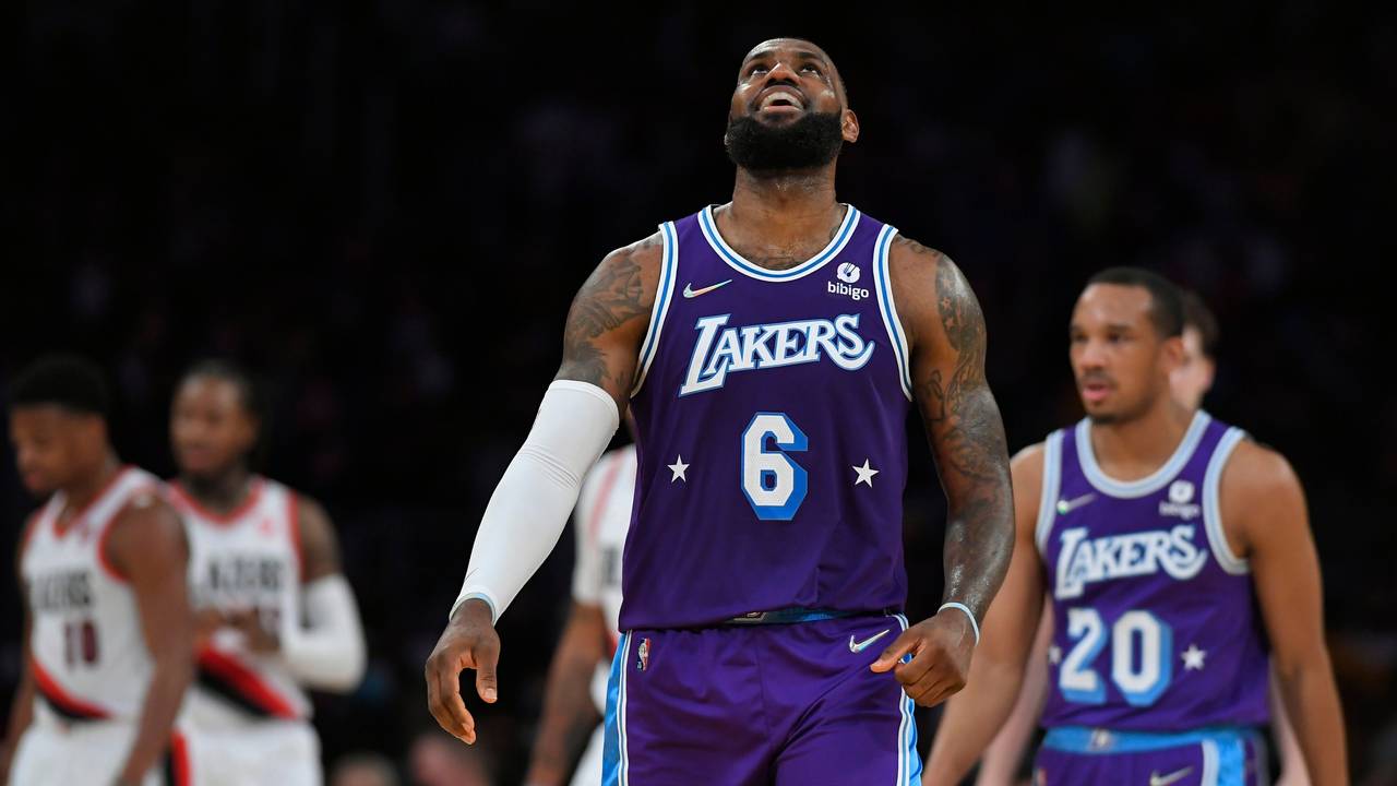 NBA-Superstar LeBron James schaut nach oben.