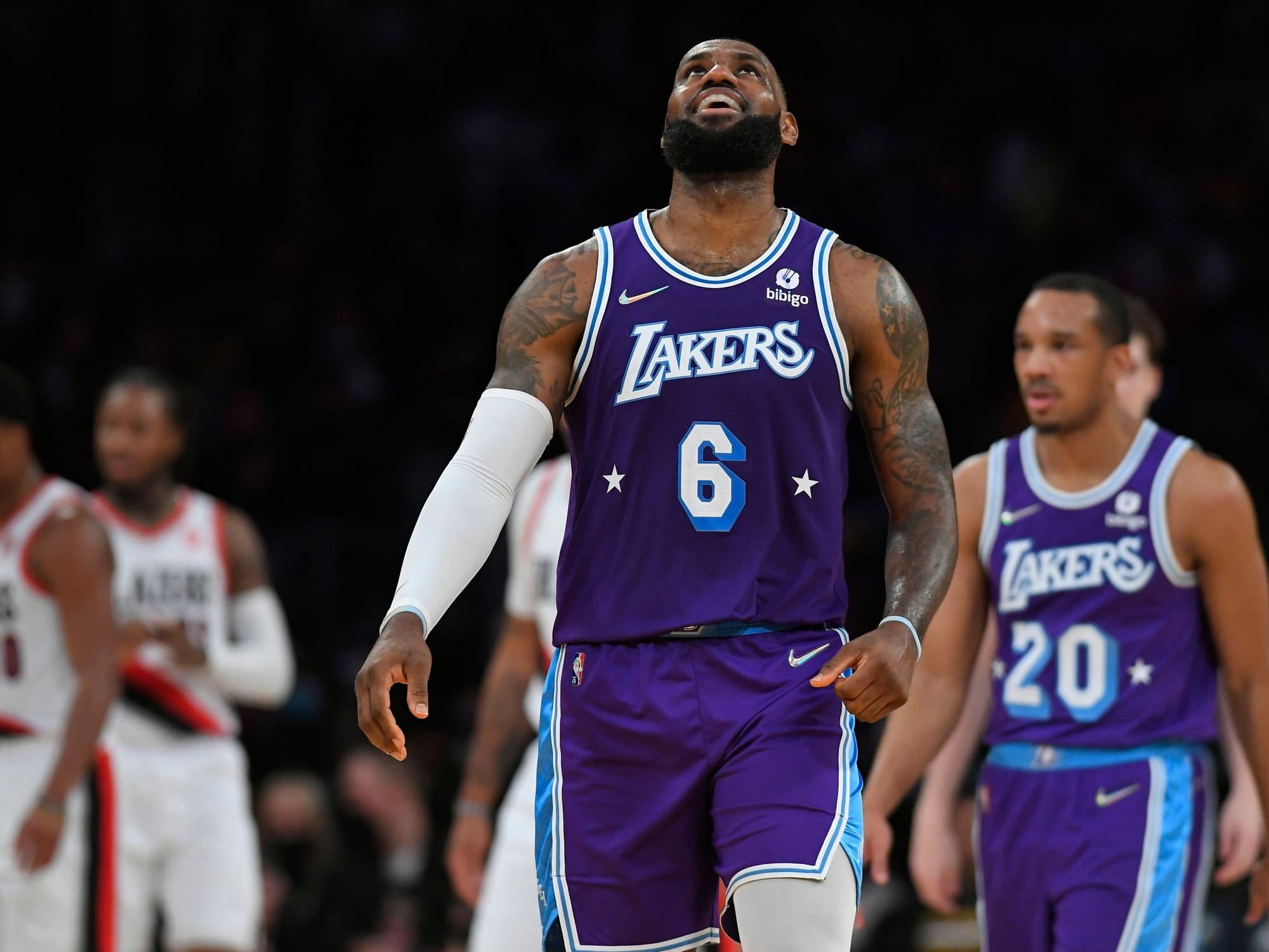 NBA-Superstar LeBron James schaut nach oben.