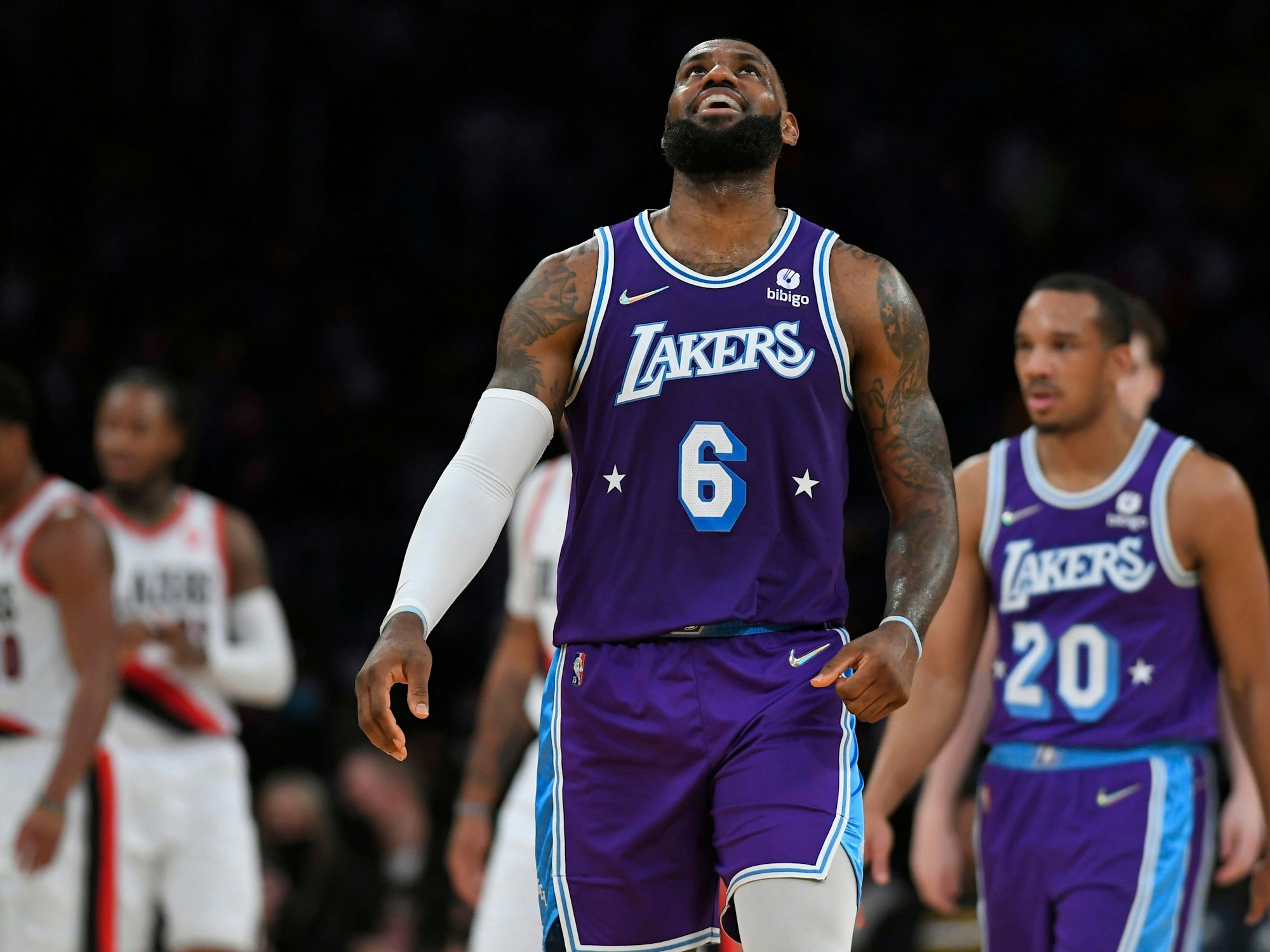 NBA-Superstar LeBron James schaut nach oben.