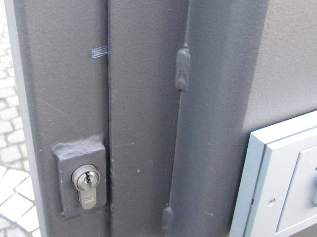 Ein kleiner Plastikstreifen klemmt oberhalb des Schlosses zwischen Haustür und Rahmen in Mainz (undatiertes Handout). Mit diesem Trick testen Einbrecher, welche Häuser in der Urlaubszeit leer stehen.