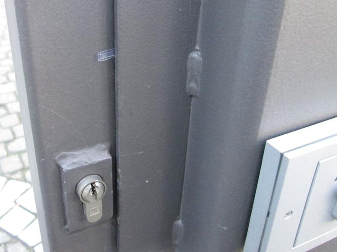 Ein kleiner Plastikstreifen klemmt oberhalb des Schlosses zwischen Haustür und Rahmen in Mainz (undatiertes Handout). Mit diesem Trick testen Einbrecher, welche Häuser in der Urlaubszeit leer stehen.