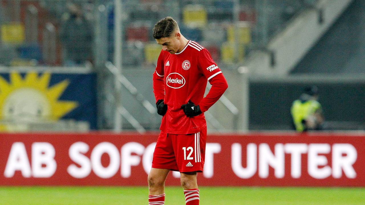 Der Düsseldorfer Kristoffer Peterson lässt nach dem Schlusspfiff den Kopf hängen.