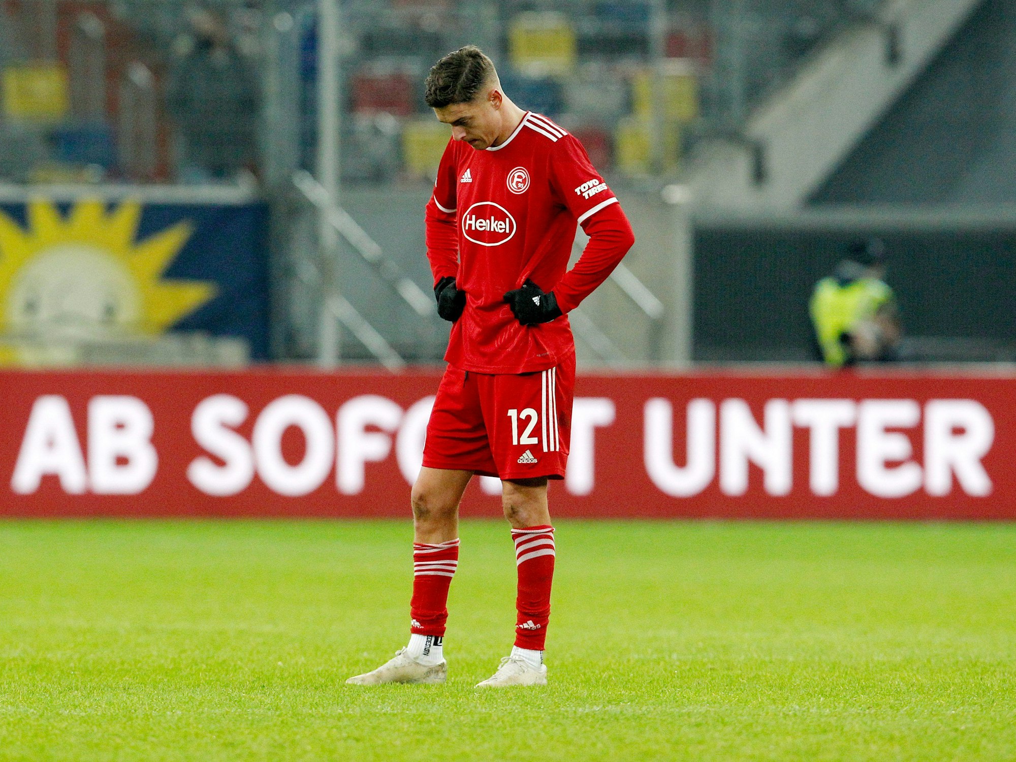 Der Düsseldorfer Kristoffer Peterson lässt nach dem Schlusspfiff den Kopf hängen.