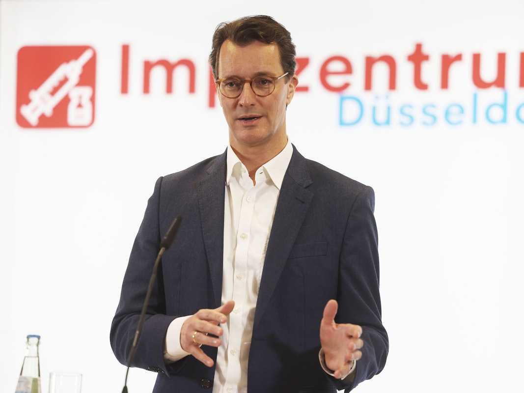 Hendrik Wüst, (CDU) Ministerpräsident von Nordrhein-Westfalen, äußert sich vor Journalisten, nach seinem Besuch im Impfzentrum.