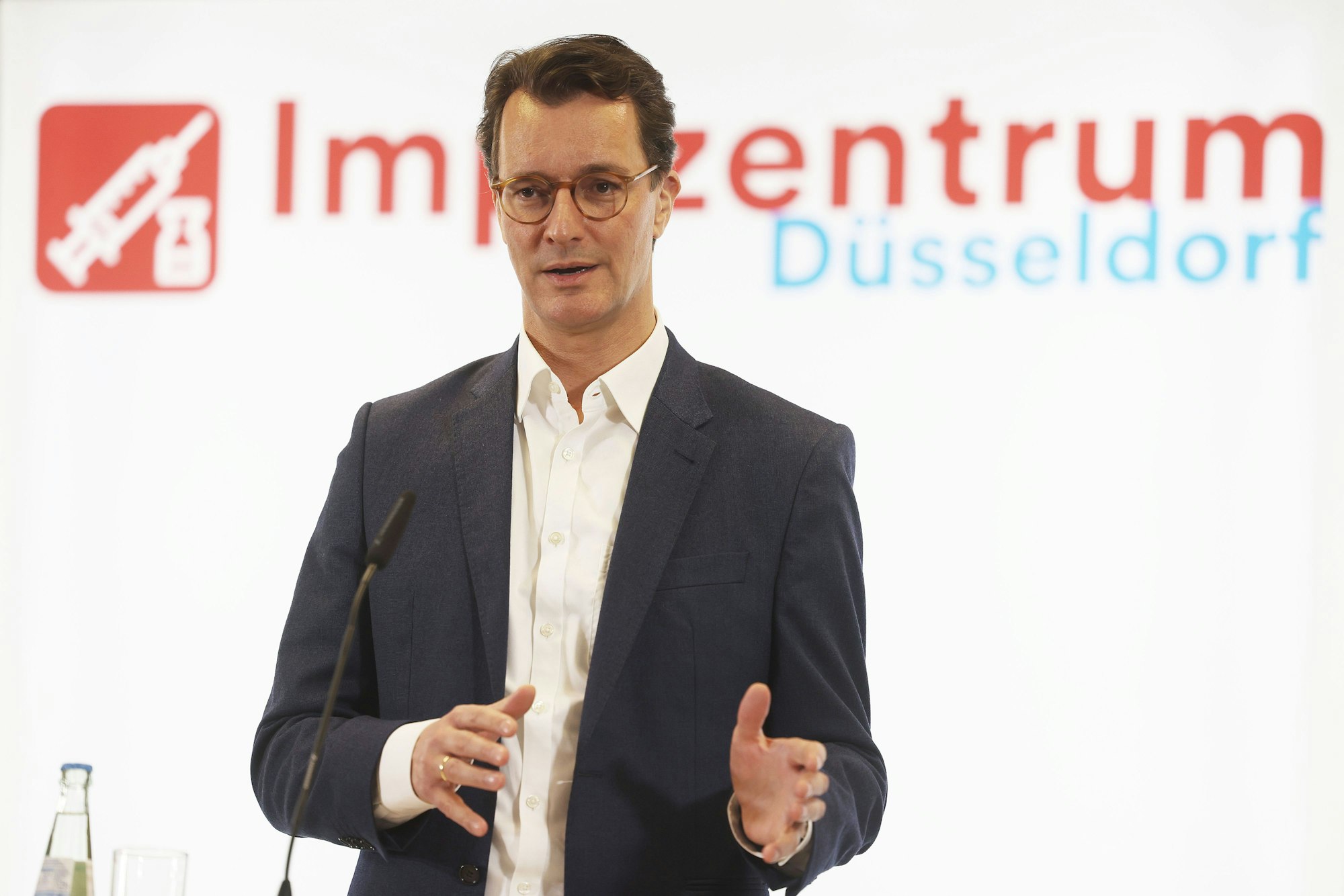 Hendrik Wüst, (CDU) Ministerpräsident von Nordrhein-Westfalen, äußert sich vor Journalisten, nach seinem Besuch im Impfzentrum.