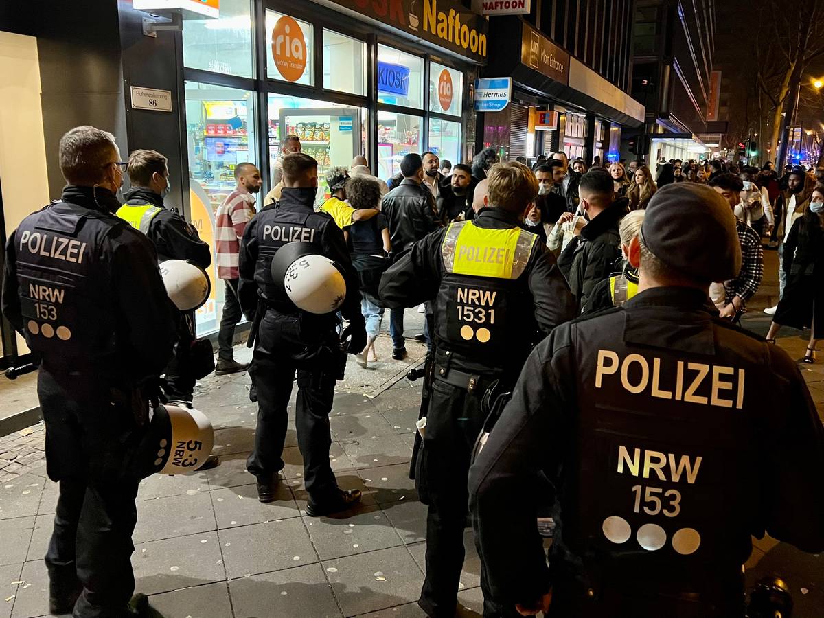 Jahreswechsel von 2021 auf das Jahr 2022 in Köln. Großeinsatz der Polizei NRW und dem Kölner Ordnungsamt auf dem Hohenzollernring in der Kölner Innenstadt. Die beiden Clubs Incavall und Diamonds wurden wegen Verstößen gegen die geltenden Corona-Verordnungen geräumt und geschlossen.